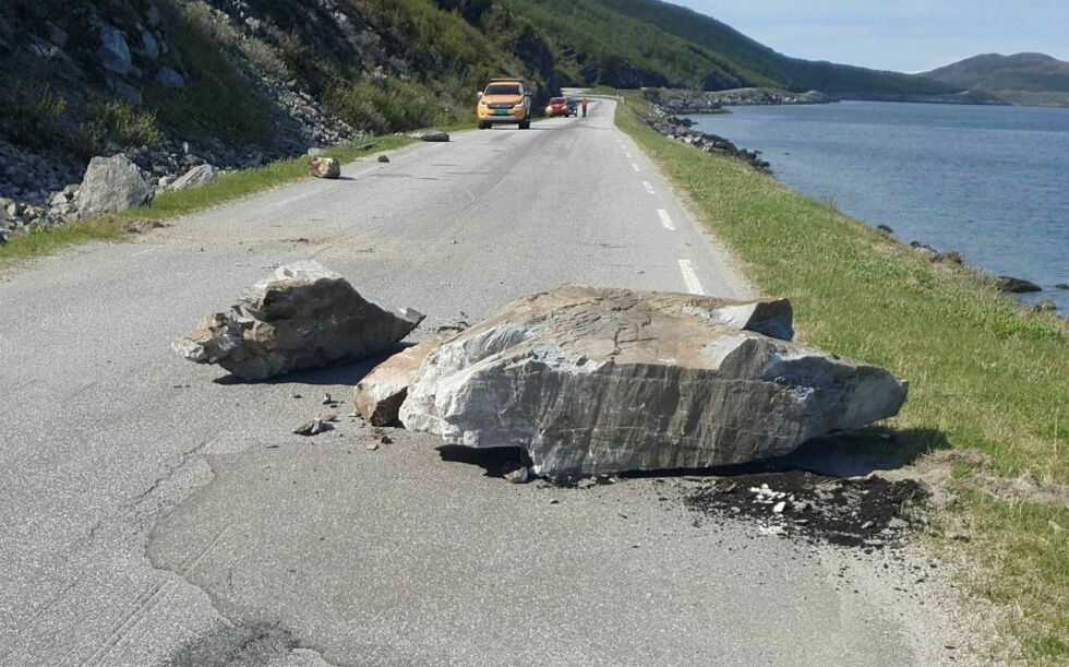 Det har den senere tid vært flere steinras på riksvei 888 ved Bekkarfjord i Lebesby kommune. Lørdag vil man forsøke å renske fjellsiden.
 Foto: Finnmark fylkeskommune