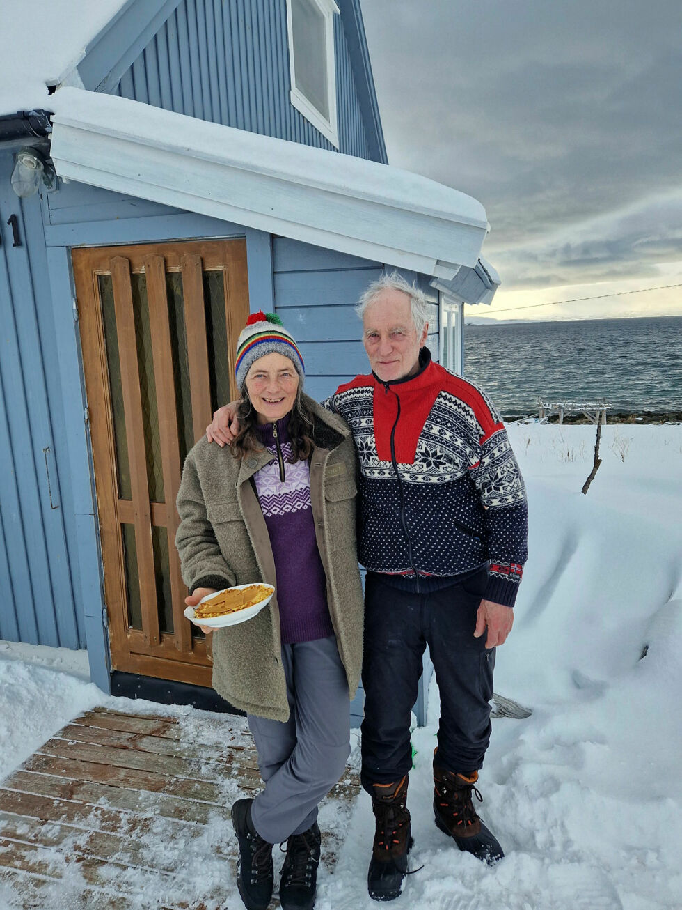 Pensjonistene Vivian og Michael Floors fra Nord-Tyskland har funnet sitt drømmested i Oldervika mellom Lebesby og Ifjord i Laksefjorden. Huset kjøpte de i fjor etter å ha vært 24 år i Lebesby med bobil.
 Foto: Tom Hardy