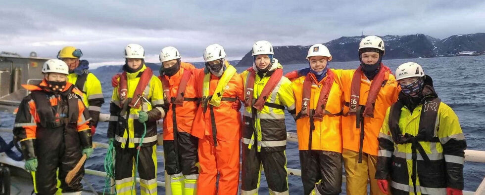 Her er noen av elevene på linje for naturbruk på Nordkapp videregående skole som har startet ungdomsbedriften «Fesk & sånt». Fra venstre Ariel Wian Mørch, Andreas Gustavsen, Samuel Seljebu, Erlend Andreas Kristensen, William Jenssen, Thomas Kristiansen, Trym Hansen, Sivert Jensen og Malin Bakke.
 Foto: Privat