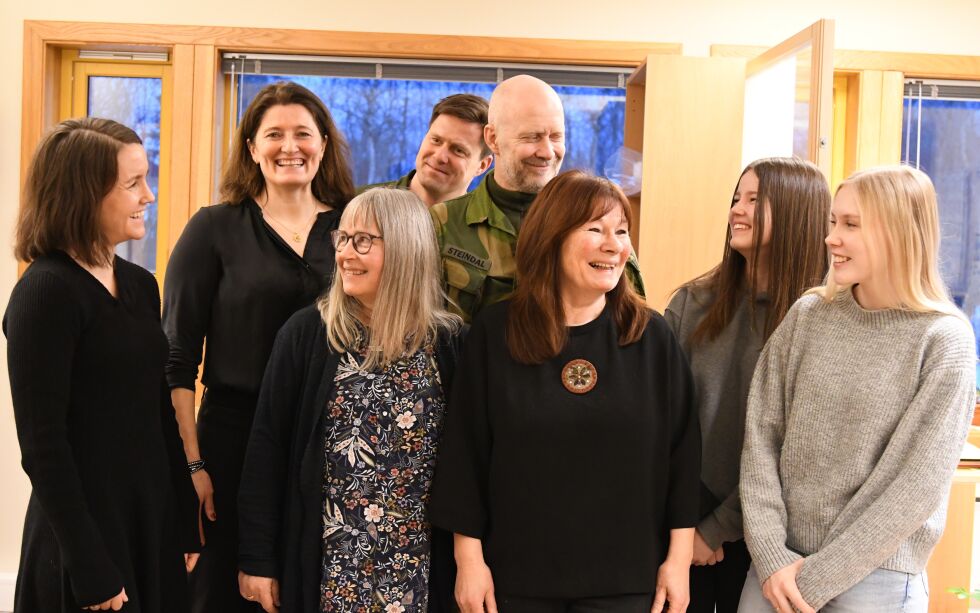 Det er en glad gjeng som arbeider med læreplaner for forsvar og beredskap på Lakselv videregående skole.
Fra venstre: Mia Søndergaard Mobæk (Universitetet Innlandet), Heidi Harviken (Hærens våpenskole), Katrine Hoven (avdelingsleder studiespesialisering), Thomas André Valnes (Hærens våpenskole), Atle Steindal (Hærens våpenskole), rektor Sylvi Johnsen samt VG-1 elevene Julie Somby Persen og Leah Emilia Pedersen.
 Foto: Irene Andersen