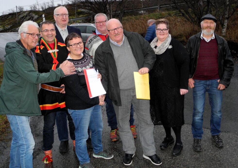 Disse representerer flertallet i kommunestyrene i Tjeldsund og Skånland. Mandag undertegnet de en avtale om å slå samme de to kommunene. Fra venstre Kjell Erland Pedersen (Skånland Rødt), Odd-Are Hansen (Skånland SV og varaordfører), Kyrre Grotnes (Tjeldsund FrP), Tor Einar Fagereng (Skånland Venstre), Bjørn Hanssen (Tjeldsund Ap), Heidi Olsen (Tjeldsund uavhengig repr.) og Eivind Kristoffersen (Tjeldsund Sp).
 Foto: Privat