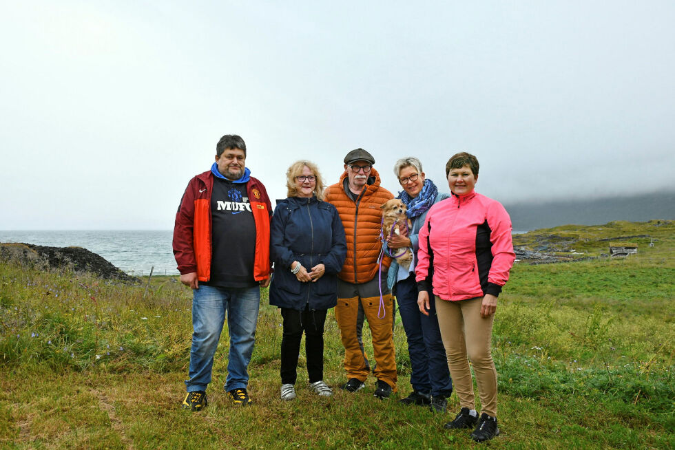 Smørfjord bygdelag sitt styre blir kalt for «team bygdelimet». Nå får team bygdelimet momskompensasjon. Fra venstre: Edmund Josefsen, Grete Kåven, Bjørn Tore Pedersen, Marianne Hansen og Hjørdis Wilhelmsen. Sigmund Wilhelmsen var ikke til stede når bildet ble tatt.
 Foto: Irene Andersen