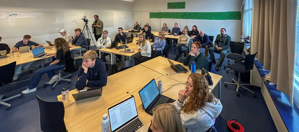 Rektor Sylvi Josefine Johnsen, HV-17-sjef Tomas Bakke og de øvrige fra Norge fikk følge med på undervisningen ved Baltorp Business Gymnasium i København.
 Foto: Kjell Magne Rasmussen/Forsvaret