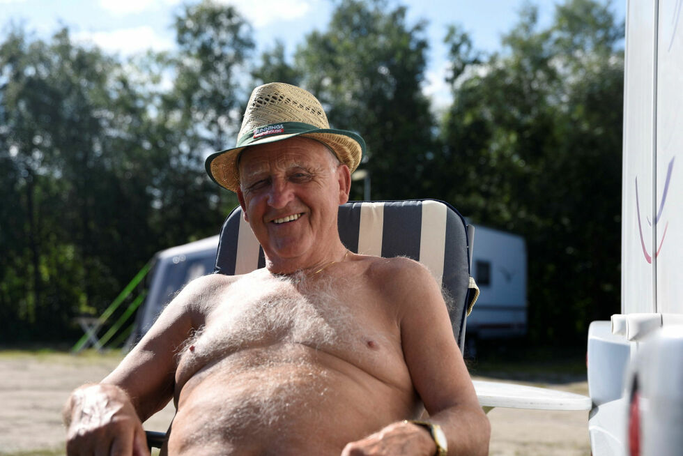 Konrad Karlsen (86) i campingstolen, pensjonist og bobilist. Etter en måneds reising reagerer han på at veiene omkring Ifjordfjellet enda har behov for litt vedlikehold.
 Foto: Oskar Melkeraaen Aas