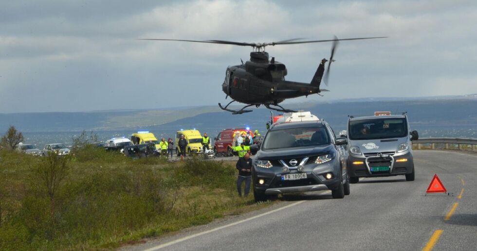 En person ble tatt med i et Bell-helikopter fra Forsvaret etter ulykka i Byluft i Nesseby kommune.
 Foto: Privat