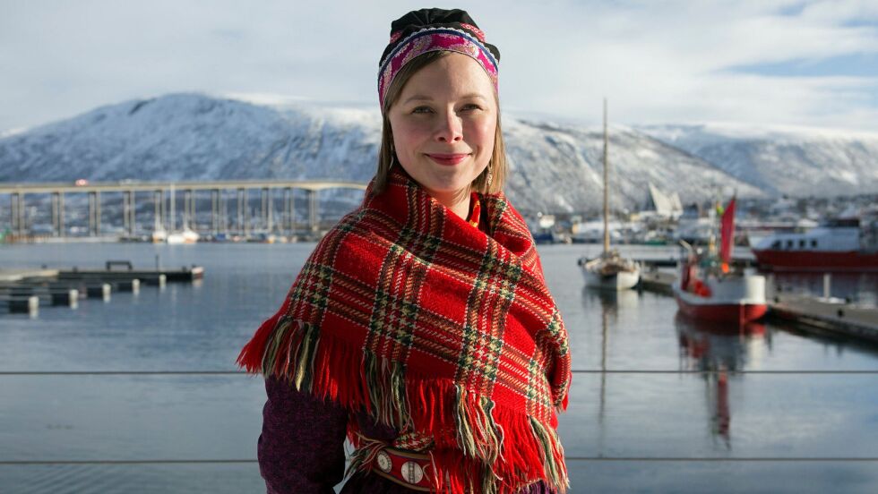 Sameforeningsleder og politisk rådgiver, Sandra Márjá West (NSR), her med Tromsøbrua i bakgrunnen.
 Foto: Matti Aikio
