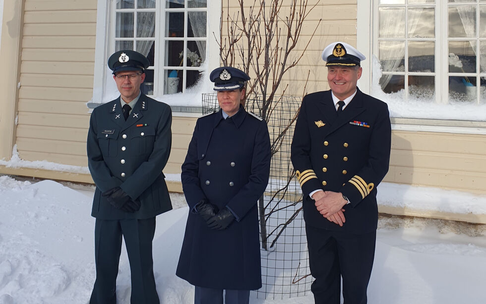 Her se vi Valvatne til venstre, stabssjef Evy Skar og pensjonert kommandant Roger Hoel under seremonien da Valvatne overtok.
 Foto: Stein Jaatun