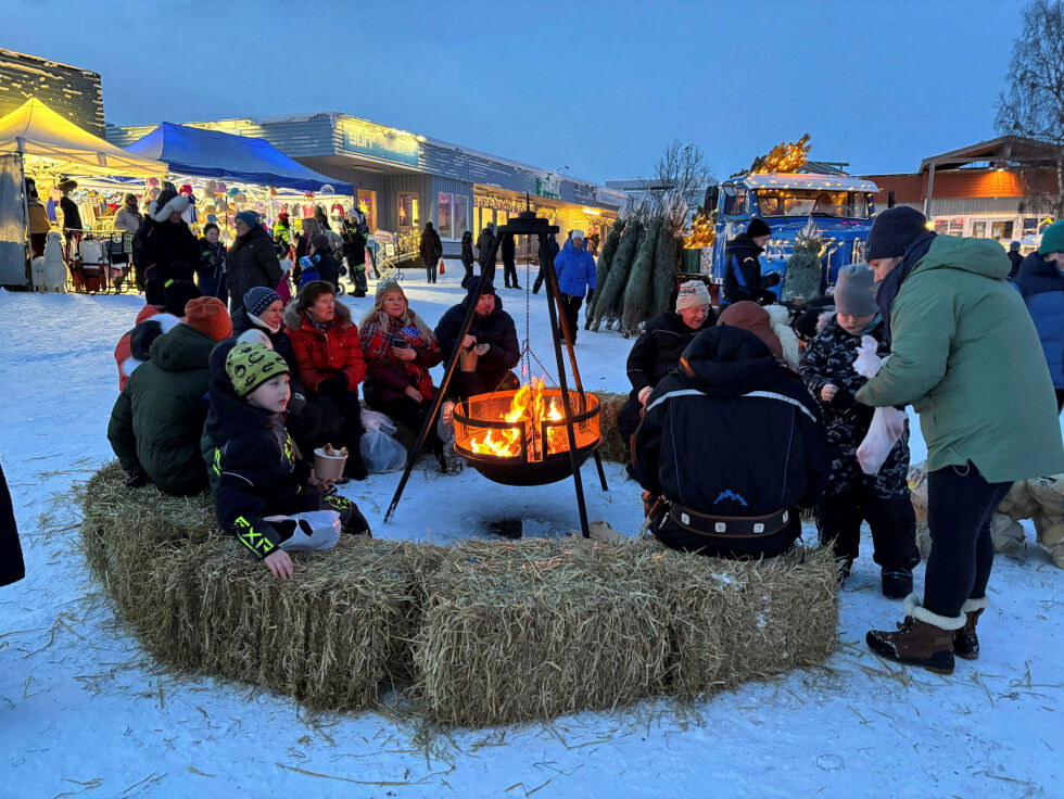 Å sitte rundt bålet og ta en pause i julehandelen er sosialt og trivelig. For arrangørene er det viktig å ha bålplasser hvor folk kan varme seg.
 Foto: Thor Thrane