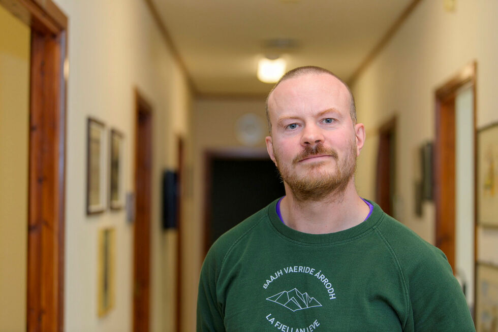 Torbjørn Monsen (40) fra Bergen er i gang med innflyttingen i Ságat sitt kontor i Tana.
 Foto: Cecilie Bergan Stuedal