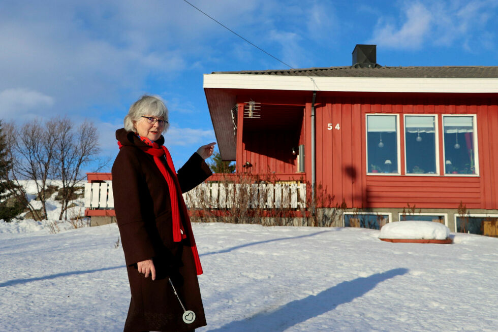 Mari-Ann Nilssen bor i Várj­jat­geai­dnu 54 i Nesseby, som betyr at hun bor 540 meter øst for rundkjøringen i Varangerbotn. Hun mener at når både Nesseby og Tana har Várj­jat­geai­dnu kan det føre til misforståelser.
 Foto: Privat