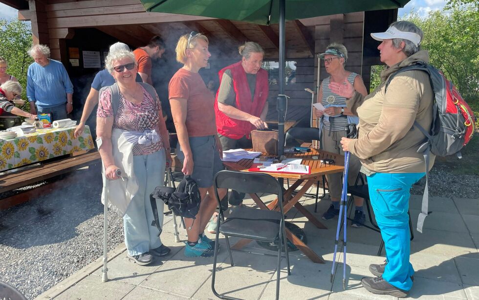 Solfrid Wartiainen, Hallbjørg Wartiainen, Ann Kristin Bjørkly (komiteen), Liv Kyrkjebø og Jorunn Markussen utenfor gapahuken på Skoltemælen.
 Foto: Solbjørg Mikkola