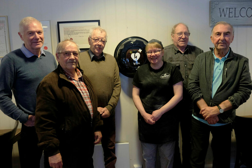 Her er hjertestarteren på plass. Fra venstre Asbjørn Rolstad (Vadsø pensjonistforbund), Selmer Bjørkås (LHL). Helge Ovanger (Vadsø pensjonistforbund), daglig leder ved Hildonens bakeri Sølvi E. Ananiassen, Valter Benjaminsen (LHL) og Arild Dahl (Vadsø pensjonistforbund).
 Foto: Bjørn Hildonen