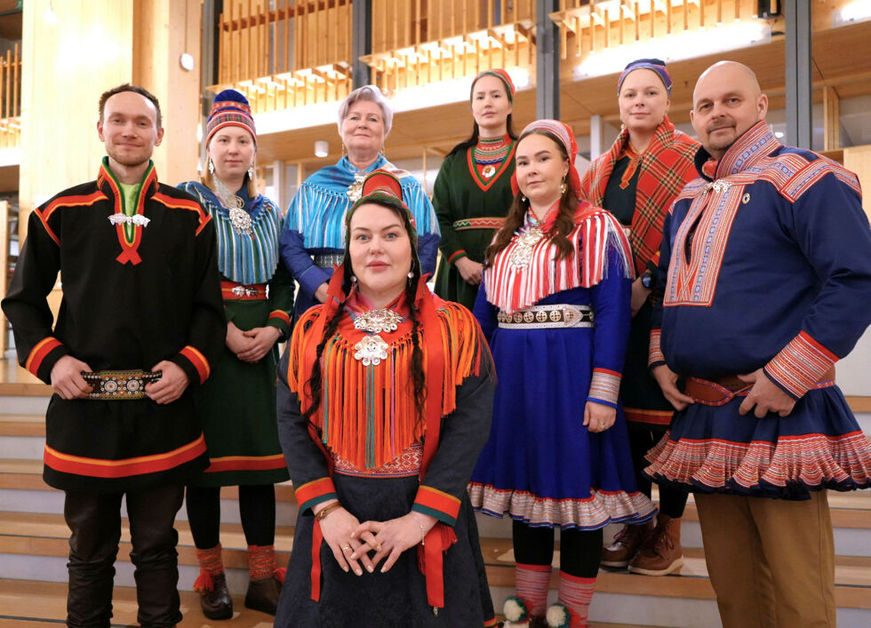 Alle skal ut på representasjon på samefolkets dag. Sametingsrådet og politiske rådgivere: Fremst sametingspresident Silje Karine Muotka (NSR), fra venstre sametingsråd Runar Myrnes Balto, politisk rådgiver Anne Henriette Nilut (NSR), sametingsråd Elisabeth Erke (Sp), sametingsråd Maja Kristine Jåma (NSR), sametingsråd Maren Benedicte Nystad Storslett (NSR), politisk rådgiver Sandra Márjá West (NSR) og politisk rådgiver Nils Ante Eira (Sp).
 Foto: Sametinget