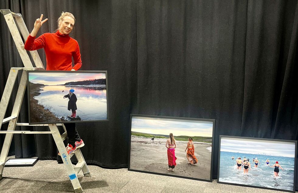 Fotograf Ingerid Jordal har besøkt alle fylkets kommuner og vil med sin utstilling på Vadsø museum-Ruija kvenmuseum presentere et portrett av finnmarkinger. Her er hun sammen med noen av bildene fra utstillinga.
 Foto: Lisbeth R. Dragnes