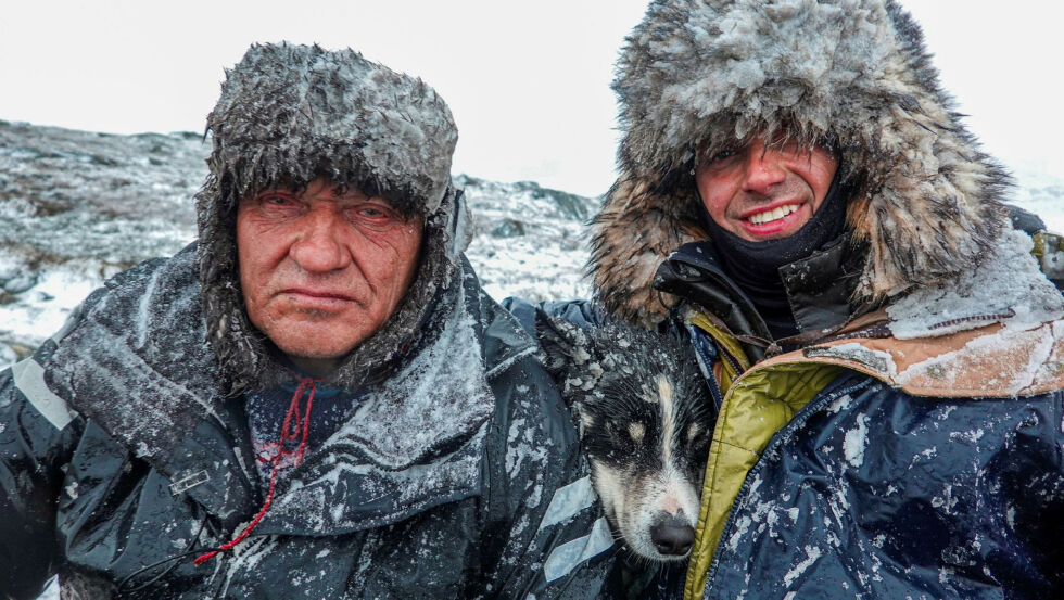 Kompisene Anders Kråkevik (til høyre) og Mathis A. Oskal sine opplevelser, her på reingjeting i distrikt Joahkonjárga, ble til serien «Søringen & samen» på TV2.
 Foto: Kråkevik Film