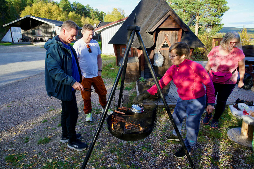 Ordfører Svein Atle Somby hadde for anledningen skiftet ut ordførerkjedet med en grillklype.
 Foto: Yvette M Stornes