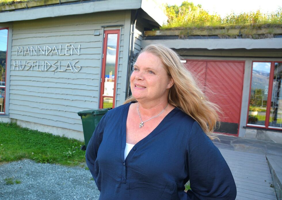 Isabel Lyshaug ved Manndalen husflidslag forteller om fotograferingen av Lyngen-kofta. Foto: Elin Wersland
 Foto: Elin Wersland