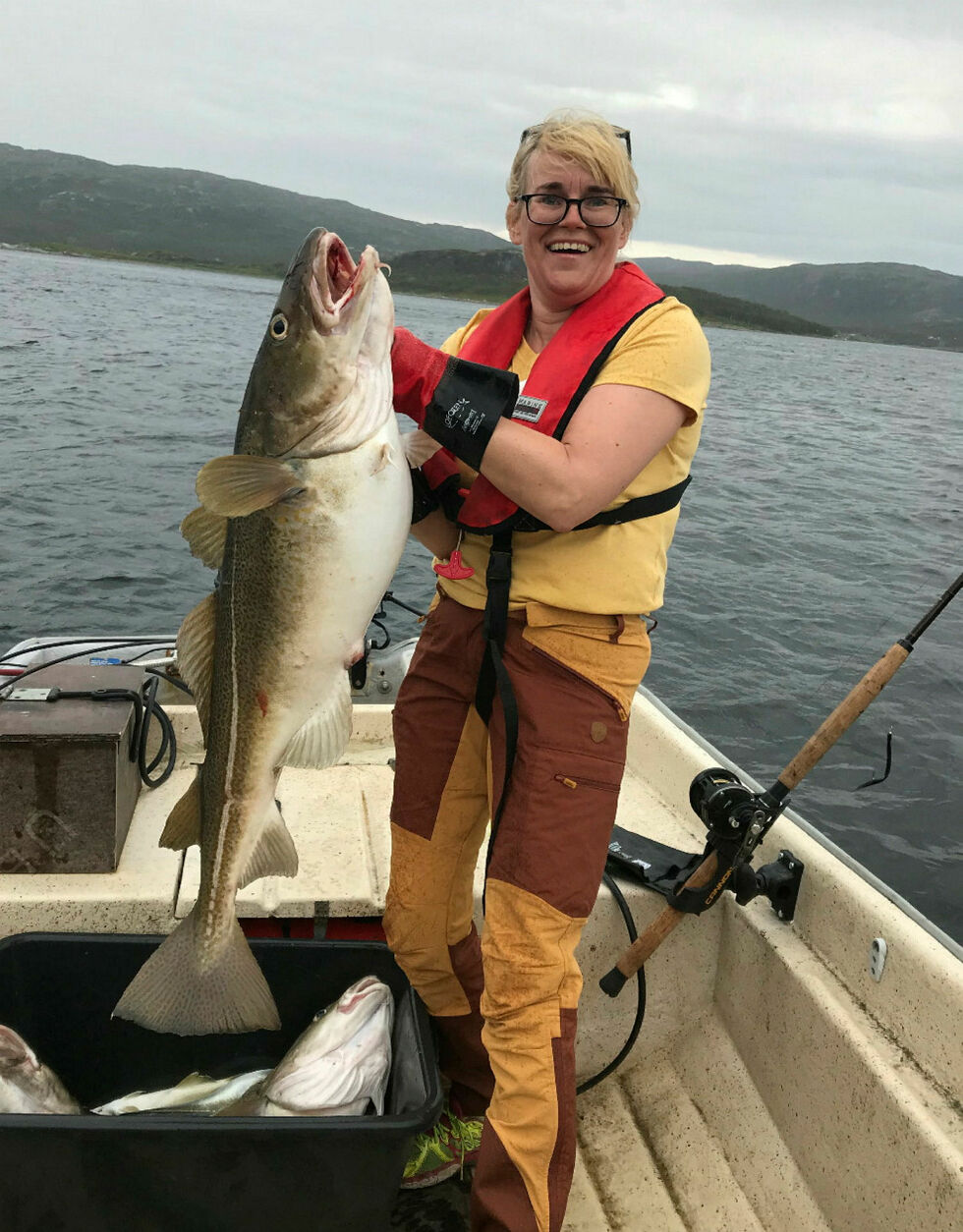 Trine Martinussen fikk i 2019 med denne torsken på 13,35 kilo den største fisken, som ga henne 6.000 kroner i førstepremie. Nå er det 20.000 i potten for største fisk.
 Foto: Ronald Guttormsen