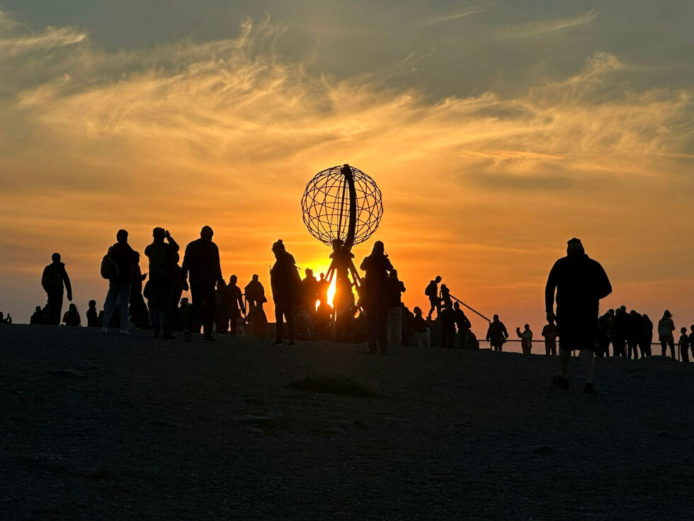 Tillatelsen til å kreve betalt for at turistene skal oppleve midnattssolen på Nordkapplatået er fortsatt i spill.
 Foto: Jan Olsen