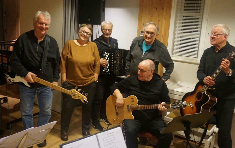 De spiller og synger på Lions Club Nordkapp sin 60-årsmarkering på Nordkapp menighetshus fredag 22. november. Foran Tor Harald Pettersen. Bak fra venstre Knut Wagelid, Liss-Heidi Olsen, Bjørnar Pettersen, Finn Arild Selnes og Ole Hartvig Jensen.
 Foto: Geir Johansen