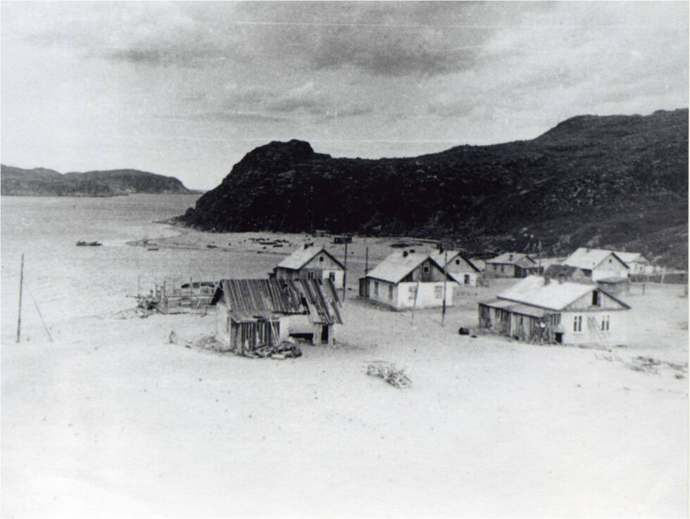 Den kildinsamiske sommerboplassen Varzino slik den så ut før den ble ødelagt av sovjetmakta i 1969. 
Foto fra Kola Sapmi