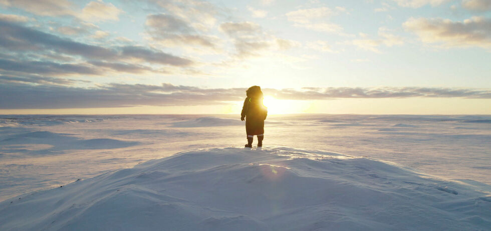 Hans Pieski med sin film «The past and future Arctic» ser på hvilke konsekvenser klimaendringene har for Sápmi.
 Foto: Hans Pieski