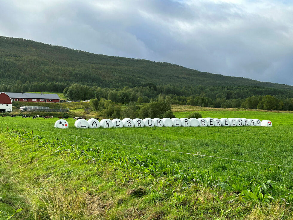 «Landbruk er beredskap», står det på disse rundballene.
 Foto: Privat