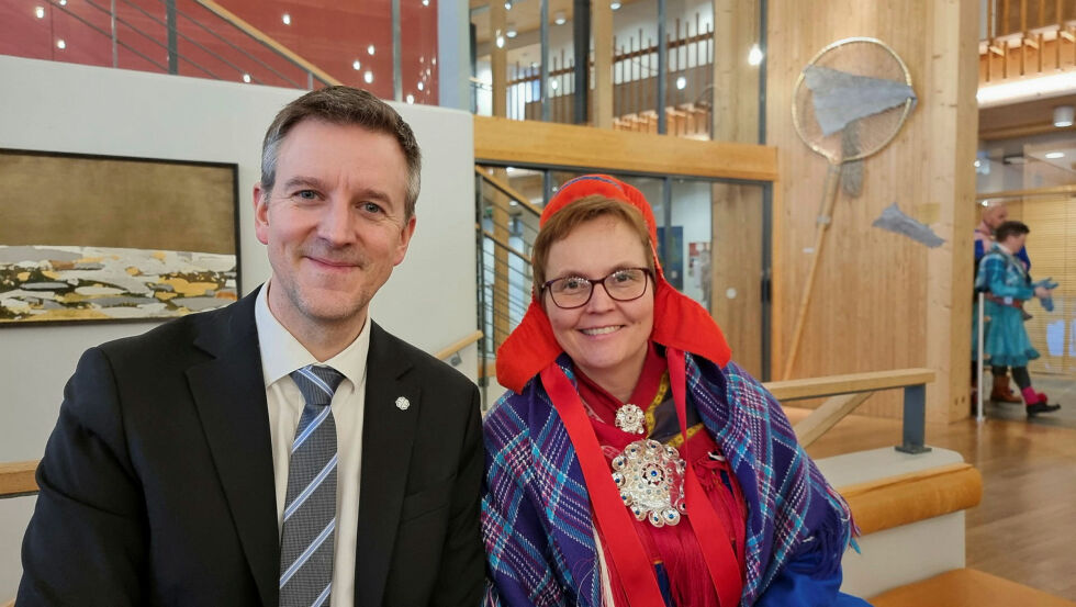 Kommunal- og distriktsminister Erling Sande (Sp) besøkte Sametinget i mars 2024, sammen med statssekretær Nancy Porsanger Anti (Sp).
 Foto: Steinar Solaas