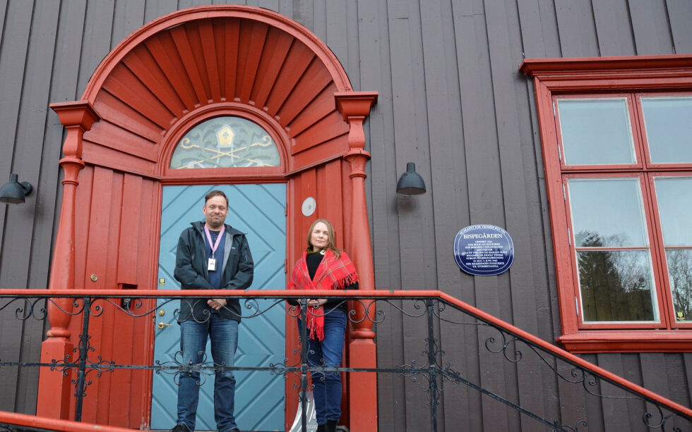 Vidar Andersen, seniorrådgiver ved Samisk kirkeråd, står sammen med generalsekretær Maria Kristina Labba utenfor bispegården i Tromsø.
 Foto: Elin Wersland