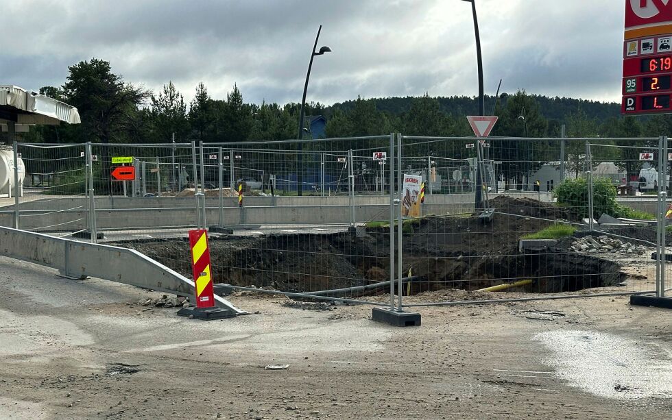 Det utføres utgravninger på begge sider av sentrumskrysset.
 Foto: Anders Henriksen