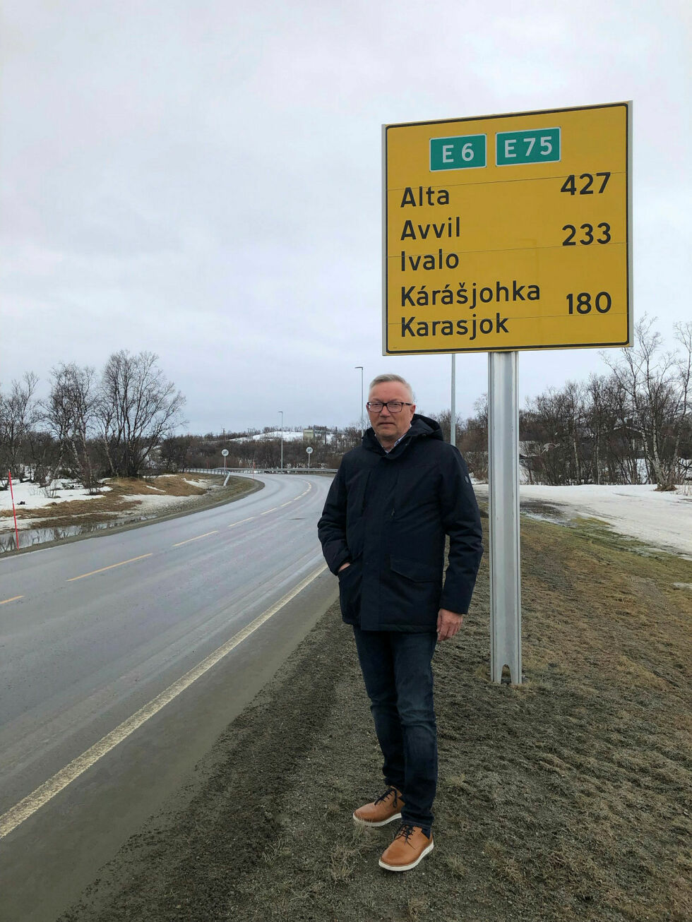 Jon Erland Balto (Sp) po­eng­te­rer at mes­te­part­en av fisk­en og kon­ge­krab­ba ikke går til Laks­elv og ut med fly­trans­port der­fra, men via Fin­land og Sve­ri­ge sør­over. På en smal og ødelagt E6 gjennom Tanadalen.
 Foto: Privat