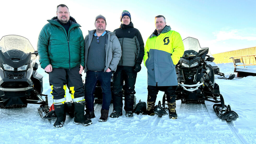 Fra venstre: Idémaker og ildsjel Jo Magne Hætta, leder Nils Johan Vars, utstyrsansvarlig Hugo Hætta og sloddeansvarlig Mikkel Ailo Logje, alle fra Kautokeino snøscooterforening, har hatt ansvaret med å planlegge og gjennomføre Poker run-arrangementet.
 Foto: Magnus Myhre Hætta/Kautokeino snescooterforening