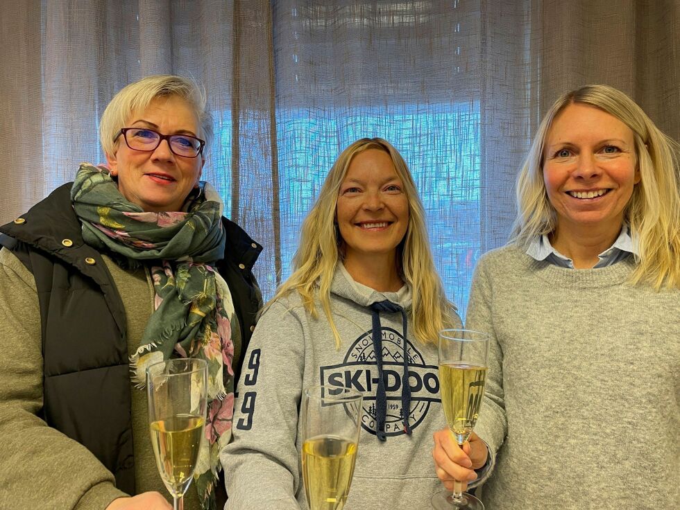 Inger Anita Jenssen, Siv Anita Biti-Helander og Eirin Utsi skåler i Noisy zero juice med litt bobler og gleder seg til årets julegate og nykommeren adventsmarked.
 Foto: Privat