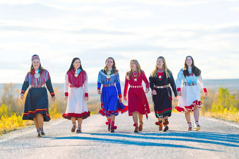 Sunna Regine Inga, Emilie Madelen Biti-Jessen, Mariela Nordsletta Somby, Kaija Cordelia Aira Amundsen, Naimi Renander Bransfjell og Benedikte Kristin Hansen-Seljebu er årets veivisere.
 Foto: Ørjan Marakatt Bertelsen