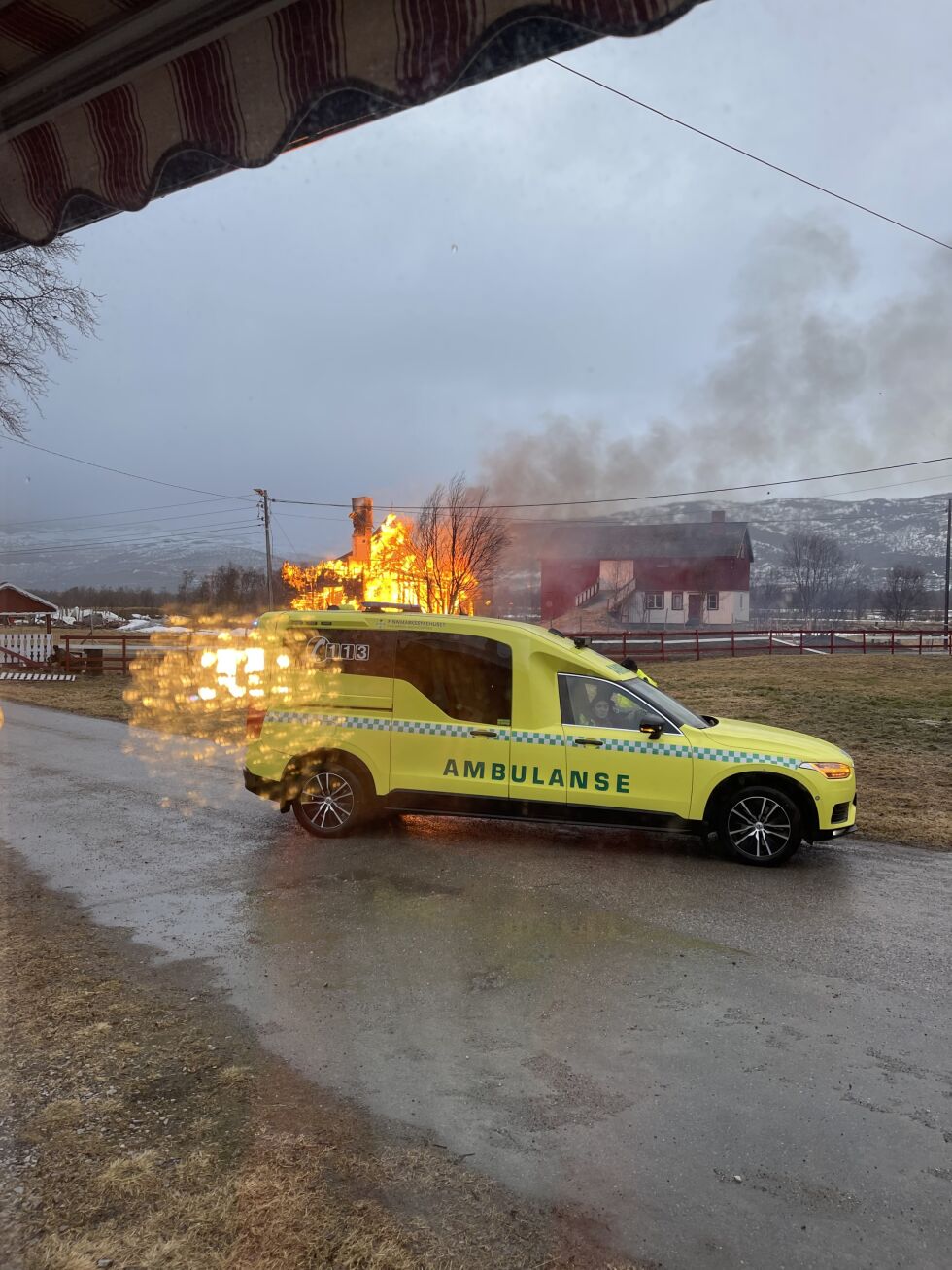 Andre bygninger på gården i Austertana ligger tett opp til huset som brant ned.
 Foto: Privat