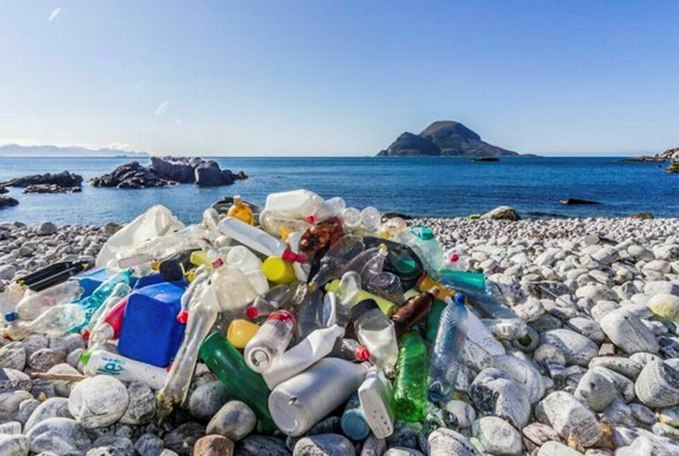 Store mengder plast samler seg i havet og langs kysten. Her fra en strandrydding i Troms.
 Foto: Bo Eide