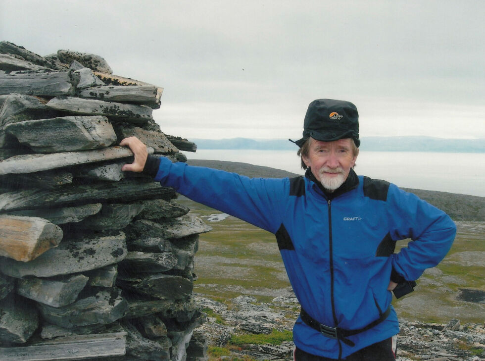 Artikkelforfatteren på 315 meter over havet ved Reinelv i Nordkapp.
 Foto: Privat