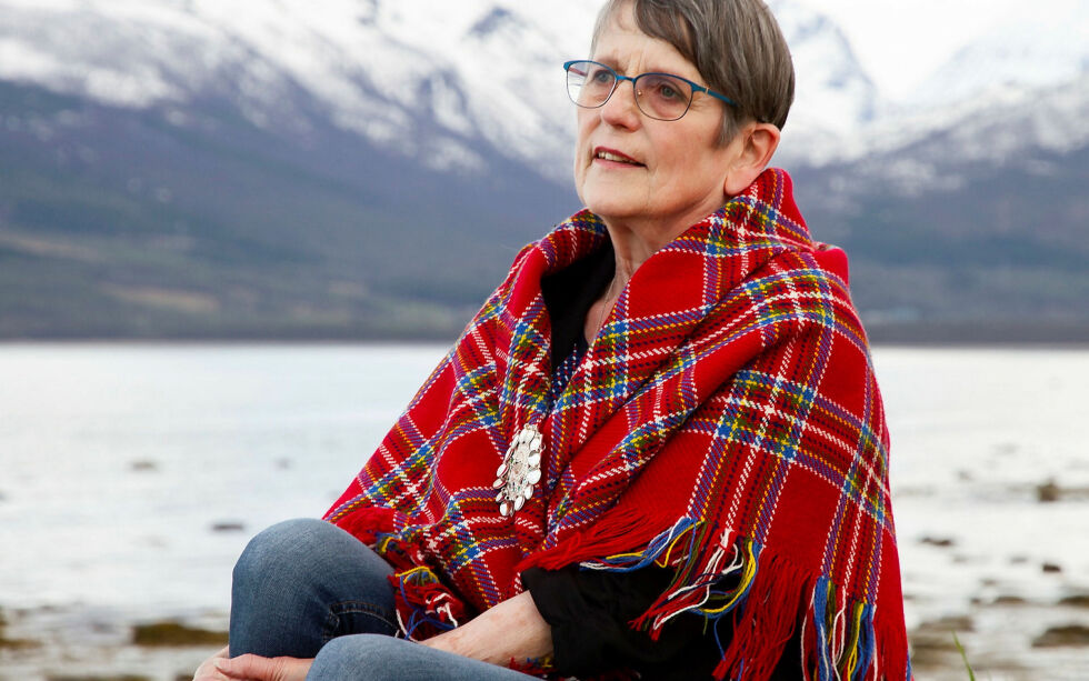 Forfatter Anne Osvaldsdatter Bjørkli har skrevet boken «Loddi gieđas/Fuglen i handa».
 Foto: Kirsti Westerbotn