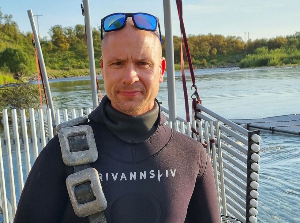 Daglig leder i Vestre Jakobselv jeger- og fiskerforening, Vidar Isaksen, sier de også vil vurdere begrensing i fiskekortsalget kommende sesong.
 Foto: Torbjørn Ittelin