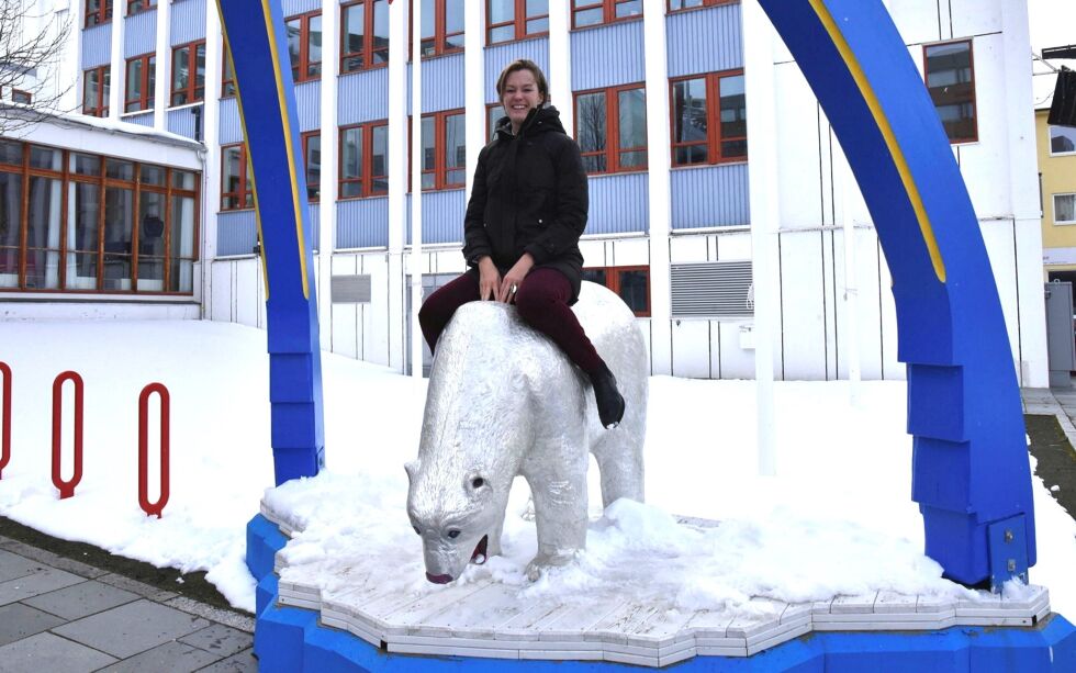 Kultur- og likestillingsminister Anette Trettebergstuen var årets hovedtaler på 1. mai i Hammerfest. Etter markeringen fikk ministeren en omvisning på rådhuset. Da måtte også hun prøve isbjørnene. Til Ságat sier hun at hun er veldig glad i Finnmark.
 Foto: Cecilie Ditløvsen