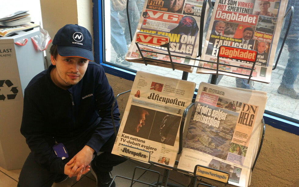 Daglig leder Magnus Wøhni Joakimsen ved Narvesen i Honningsvåg har bestemt seg for at kiosken ikke lenger skal selge noen lokalaviser. I avisstativet finner man heretter kun Osloaviser
 Foto: Geir Johansen