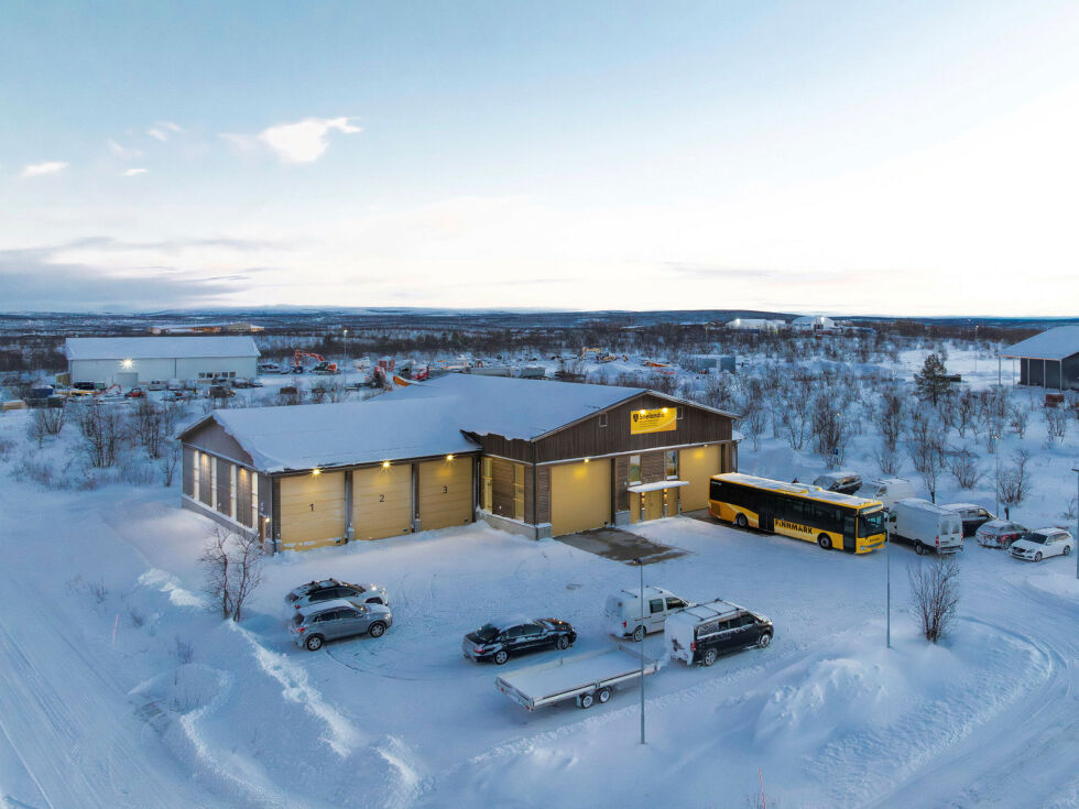 Det ble en stor dag i Kautokeino da Finnmark fylkes første bussdepot ble høytidelig åpnet på Hánnomaras mandag. Lakselv er neste sted ut, der bussdepotet åpnes 2. desember.
 Foto: Sunniva Tønsberg Gaski/ FFK,