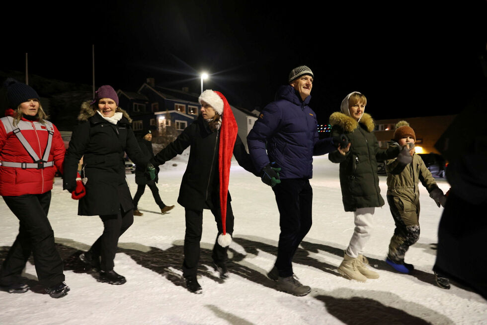 Statsminister Jonas Gahr Støre var søndag i Berlevåg der han blant annet fikk anledning til å bli med på julegrantenninga – og gang rundt treet.
 Foto: Martin Lerberg Fossum