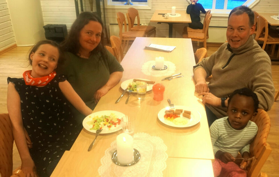 De koste seg med maten på menighetshuset tirsdag. Fra venstre Emilie Dahlslett, Tone Helen Dahlslett, Håvard Dahlslett og Muhoza Dahlslett.
 Foto: Geir Johansen