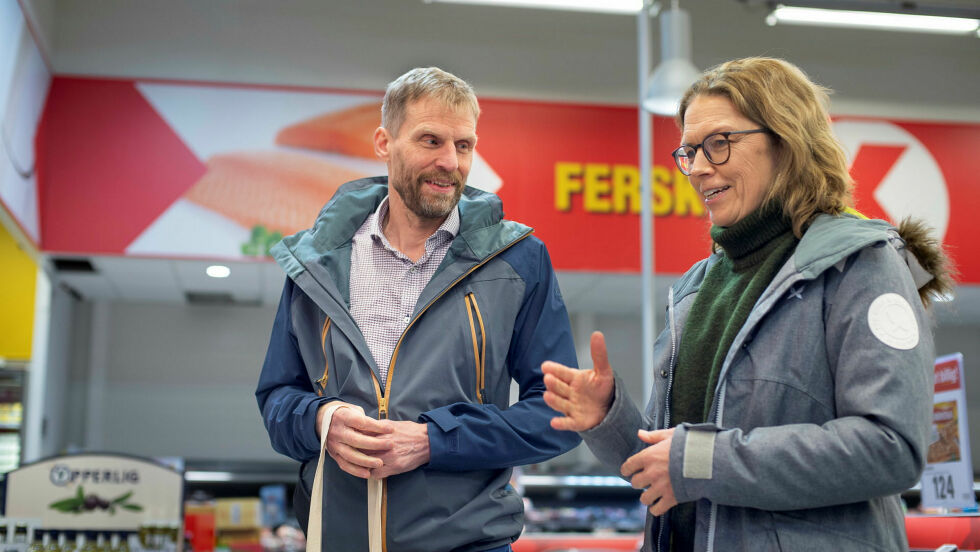 Under handleturen snakker Lise Kaldahl Skreddernes og Hesjevik (H) sammen om hvilke tegn man bør se etter for å vite om maten er norskprodusert og om den er lokal.
 Foto: Cecilie Bergan Stuedal