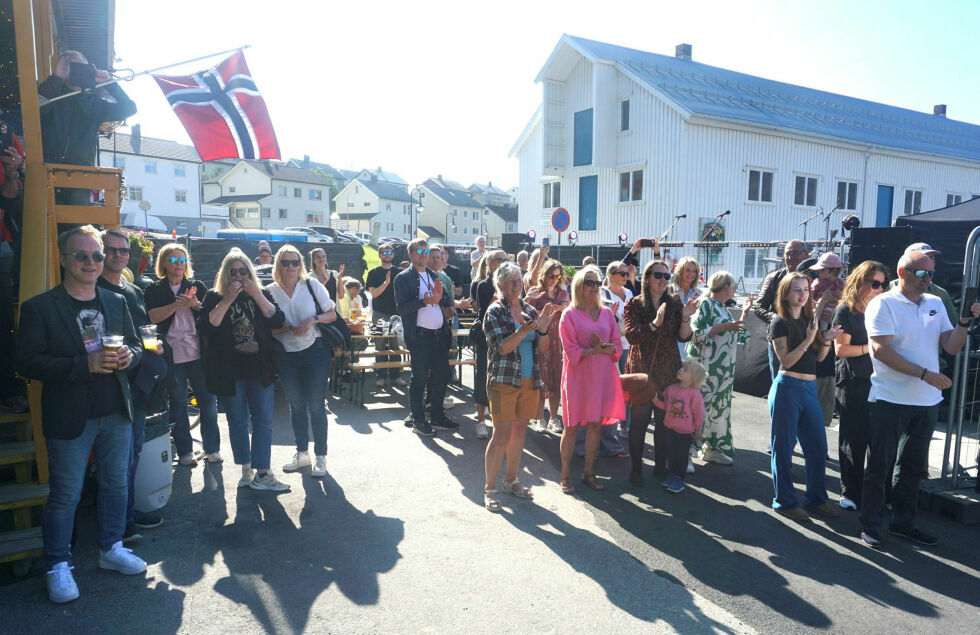 Mye folk møtte opp i det strålende sommerværet.
 Foto: Geir Johansen