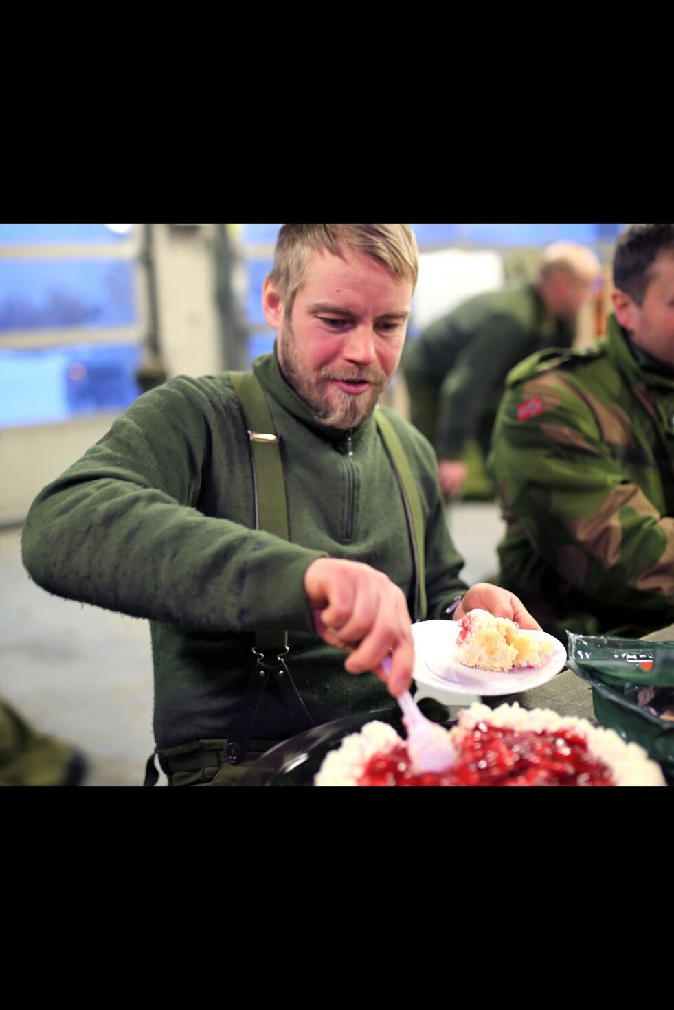 Mens noen er ute i kulda med vakttjeneste, koser andre seg innendørs med kake. Blant dem Pål Bakervik som feiret sitt 39. år, i grønt på Banak flystasjon.
 Foto: HV-17