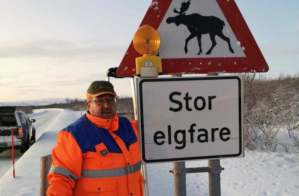 Viltnemnda i Nesseby satte opp slike skilt for første gang i fjor vinter. 
– Siden den gang har vi ikke hatt påkjørsel av elg på de strekningene der vi har hatt denne varslingen, forteller Hansen.
 Foto: Privat