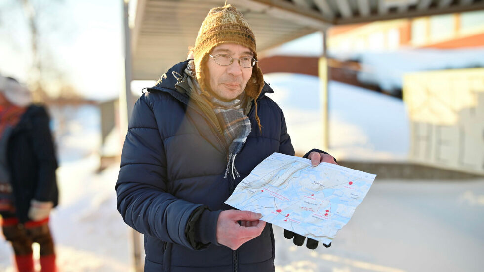 Steinar Nilsen viser frem kart over kulturminner på Skarvberget/Sieiddeduottar.
 Foto: Irmelin Klemetzen