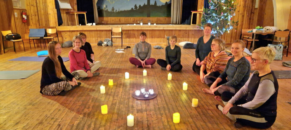 Lyssirkelen i midten skaper en god stemning. Her sitter fra venstre Hanna Danielsen, Anne Ulriksborg, Kirsti Ollila, Aina Kristoffersen, Hild Johanne Ulvang, Gry Kleven, Frid Inger Ulvang, Linda Vibeke Olsen og Ingrid Søvik.
 Foto: Hill Haga